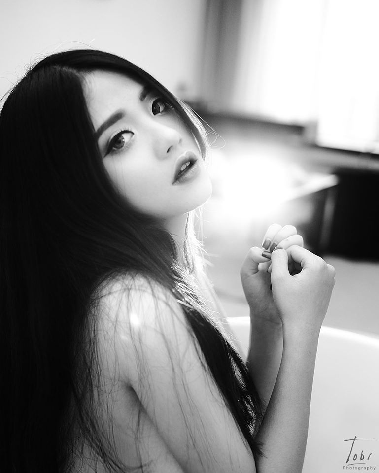 女仆裸乳给主人吃奶